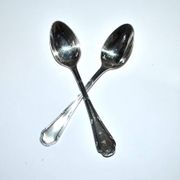 Ercuis set of 2 Trianon silver-plated dessert spoons with crossed ribbon, 15 cm