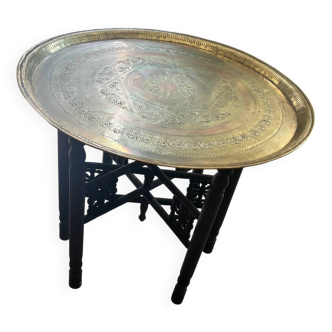 Table basse marocaine en laiton gravé et bois sculpté