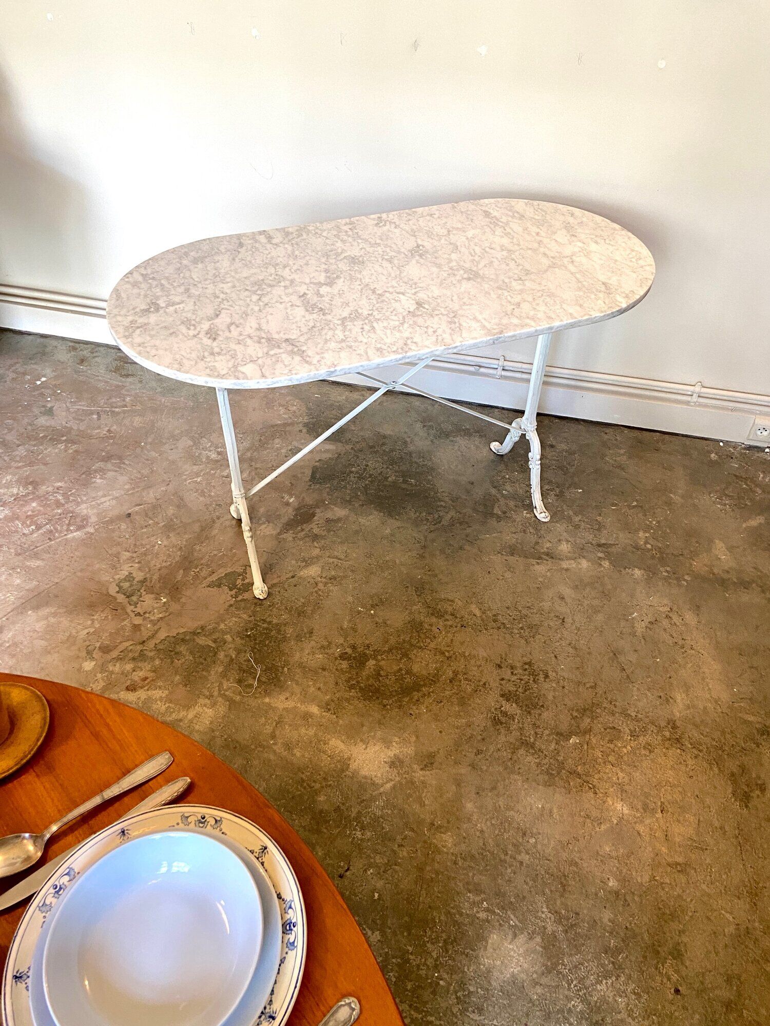 Bistro table in grey marble and white ☐ cast iron 120 x 60 cm
