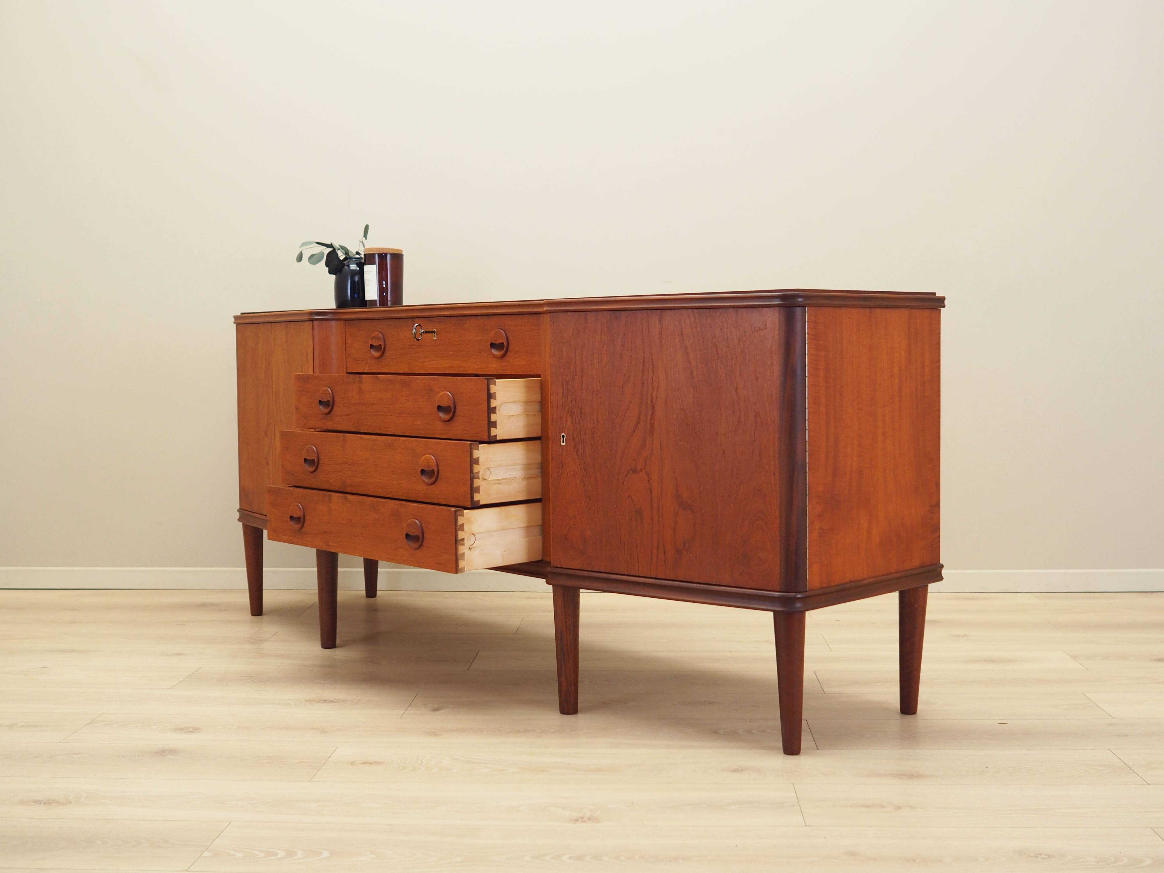 Buffet en teck, design danois, années 1960, production : Danemark