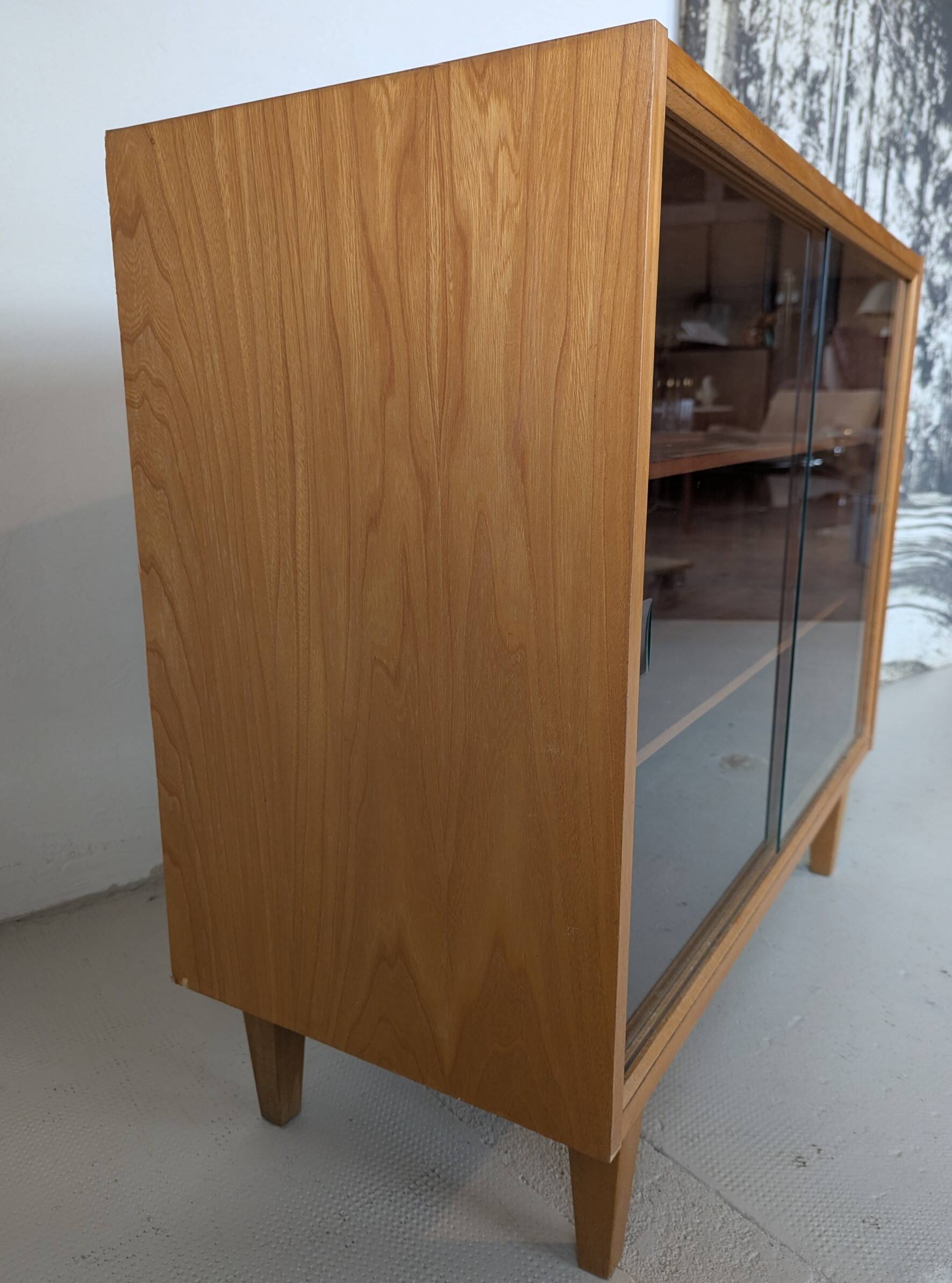 Vintage display cabinet in light wood, 1970s.