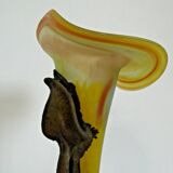 Vase soliflore art nouveau en pate de verre jaune et armature metalique