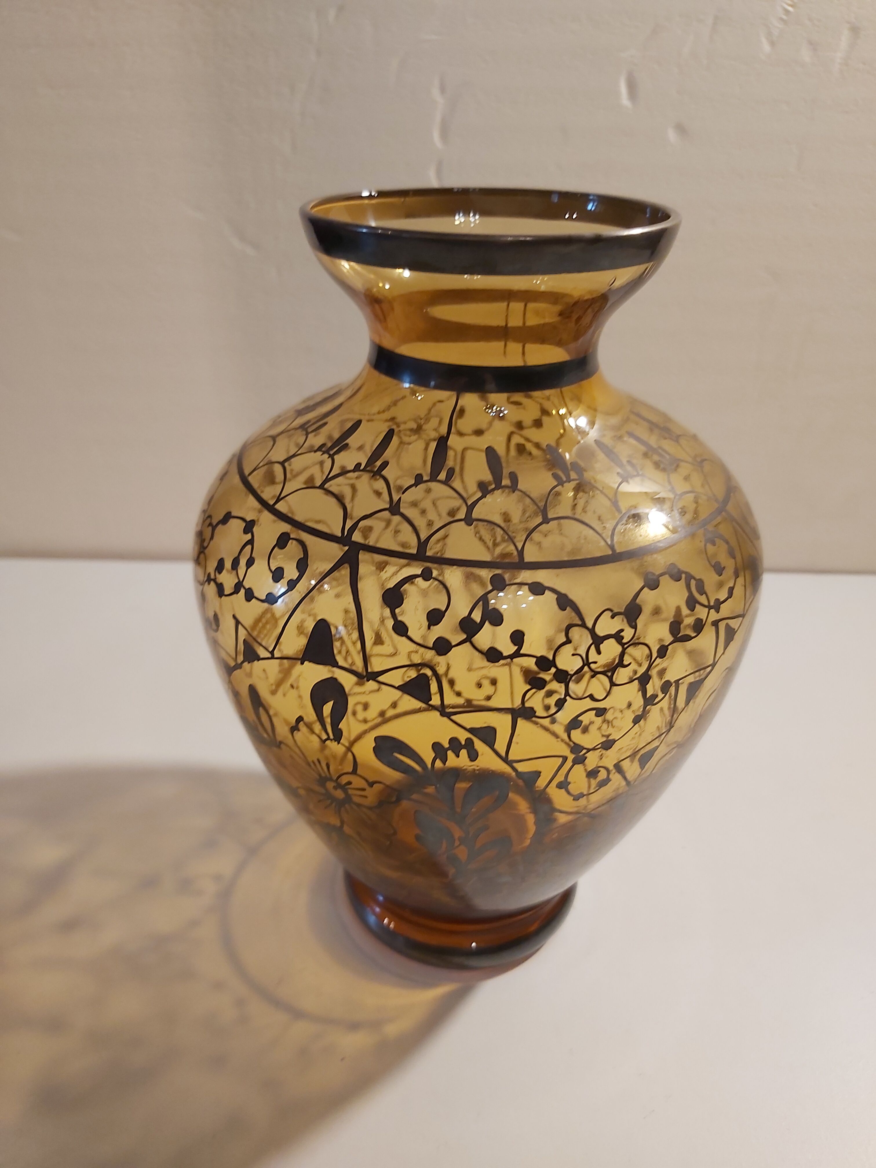 Vase with silver inclusion for decoration