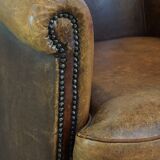 Fauteuil club en cuir de mouton de caractère avec une apparence luxueuse et rustique