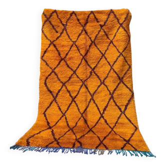 Tapis d'art Beni oren, tapis marocain fait main, tapis jaune noir rouge, tapis jaune abstrait.