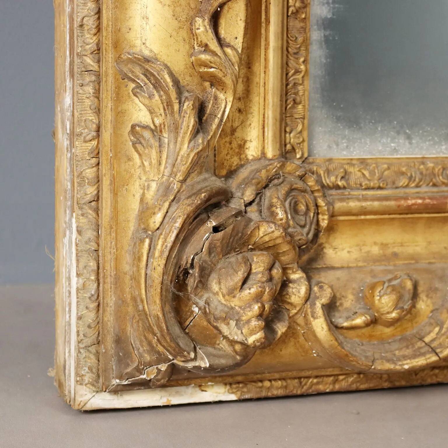 Miroir ancien en bois sculpté doré, France, XIXe siècle
