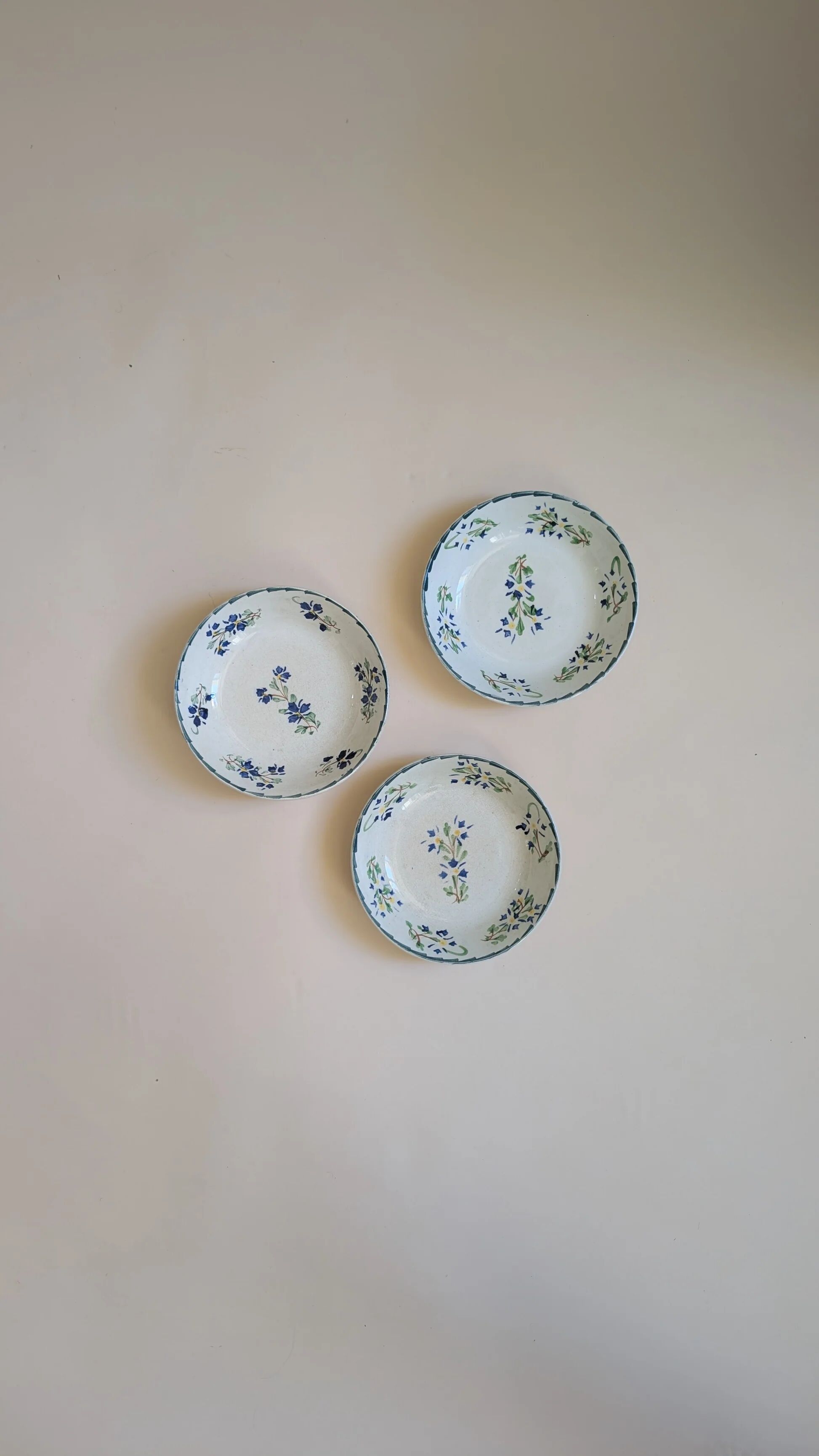 Ensemble de 3 assiettes creuses anciennes – Faïence décor floral