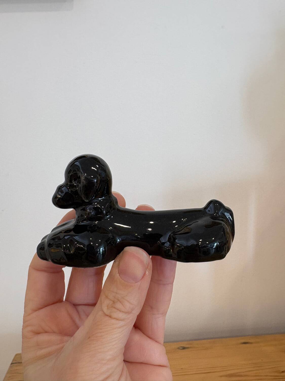 Box of 12 dog-shaped cutlery rests in yellow and black majolica.