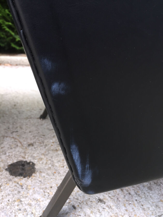 Paire de fauteuils skaï noir, 1960