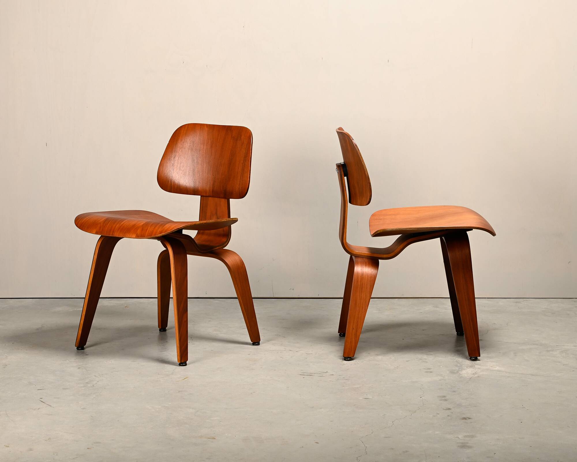 Chaise en contreplaqué de noyer DCW restaurée de Charles & Ray Eames, Herman Miller