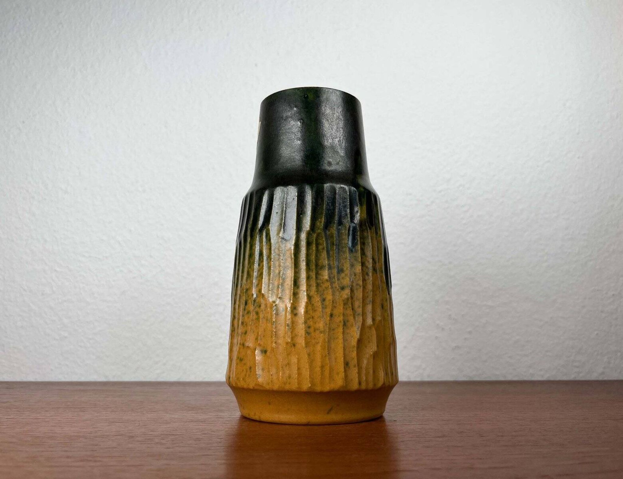 Danish studio pottery vase from the mid-20th century by Ernst Pottery, Faxe, 1960s.