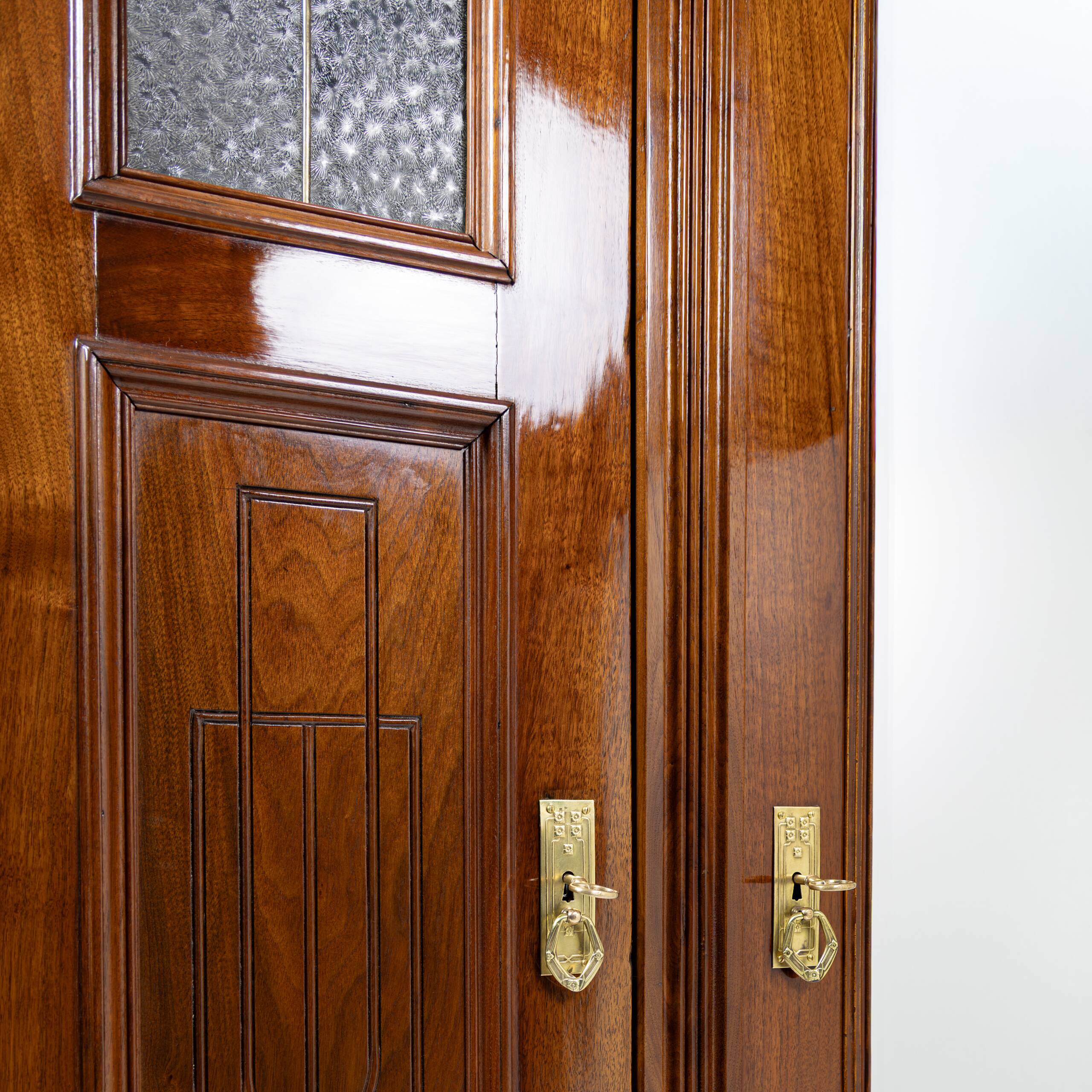 Art Nouveau wardrobe in walnut and pine - 1900-1915