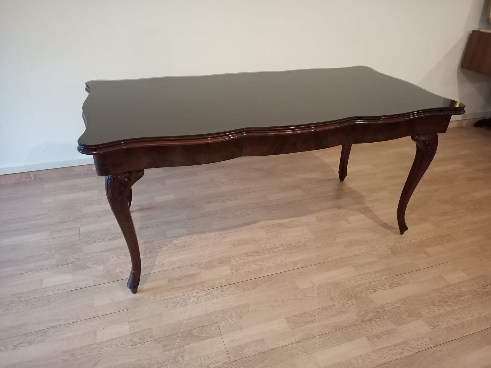 Chippendale mahogany table XXth with walnut piano in smoked tempered glass