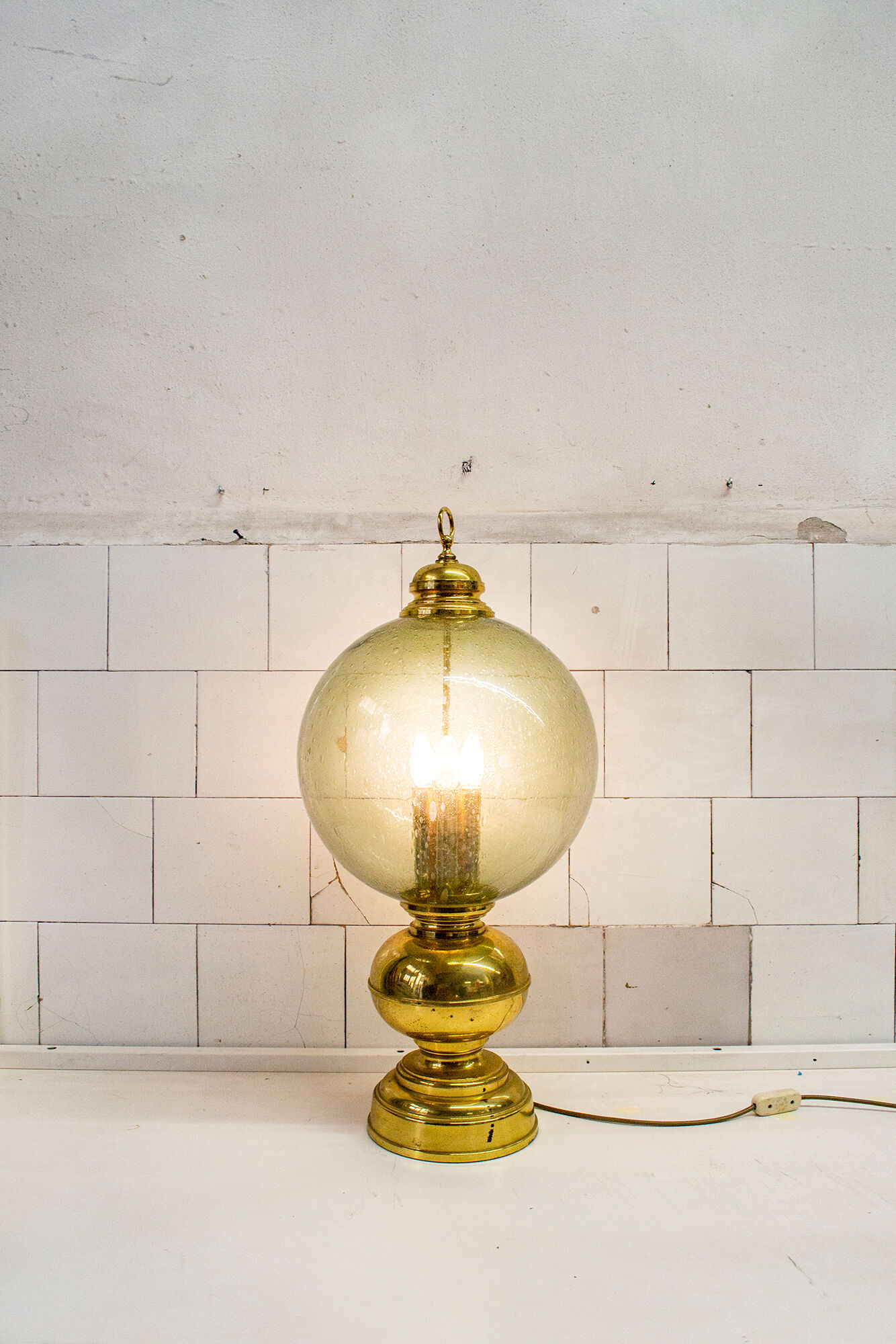 Table lamp in brass and blown glass, Caccia Dominioni style 60s