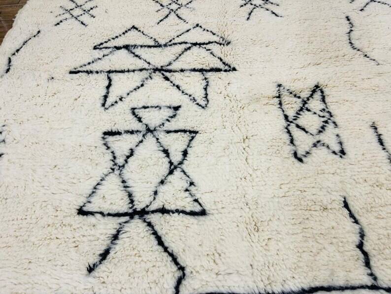 Tapis marocain artisanal décoré