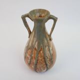 Vase en céramique en forme d'amphore antique