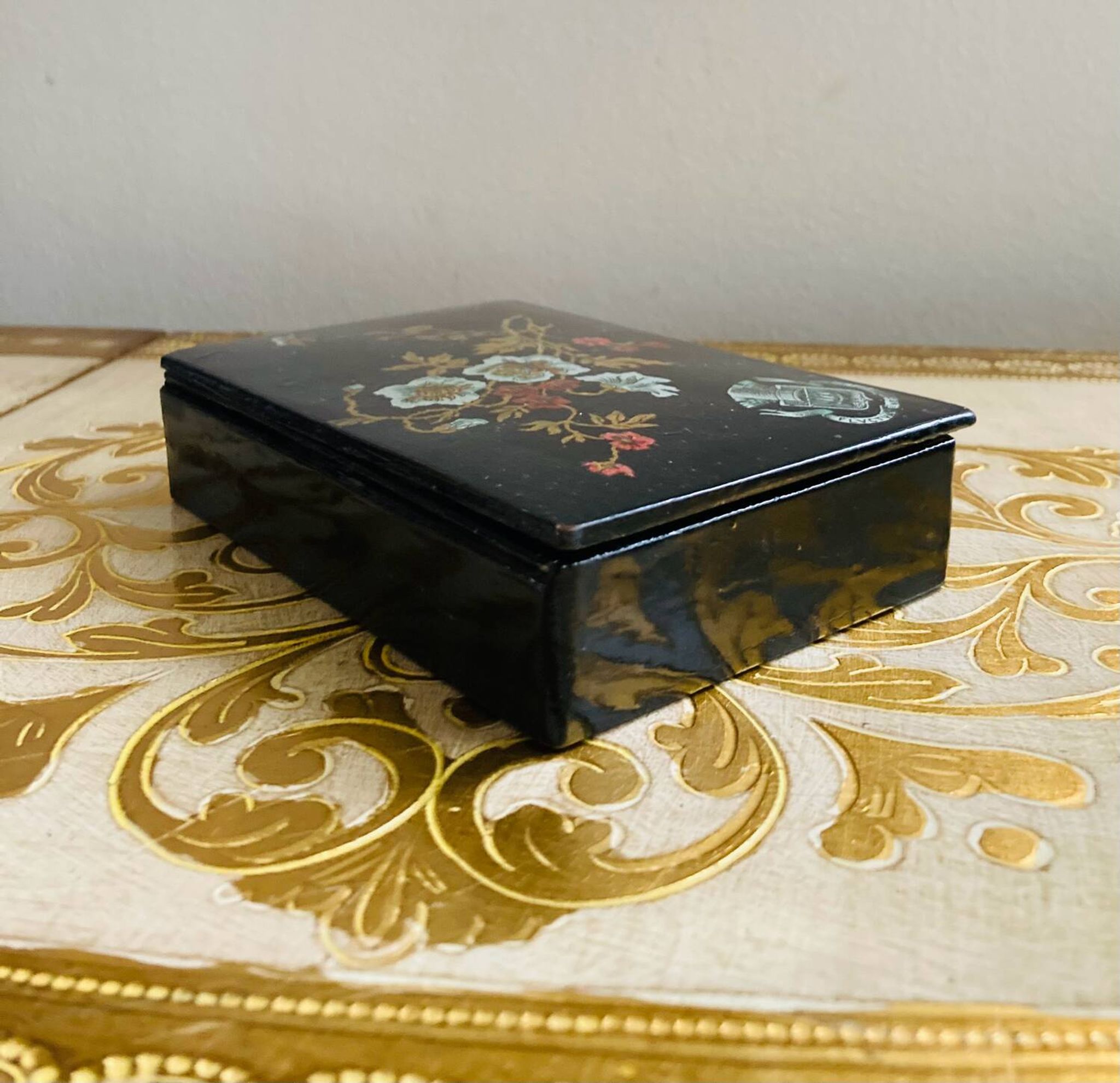 19th-century Chinese lacquer box, handmade motifs, coat of arms of PARIS