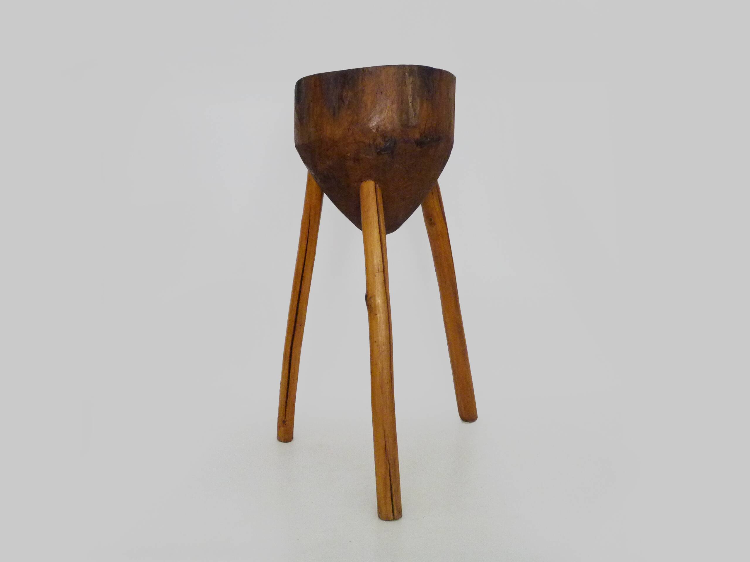 Ancien Billot de boucher tripode en chêne, sellette, tabouret. Années 5O