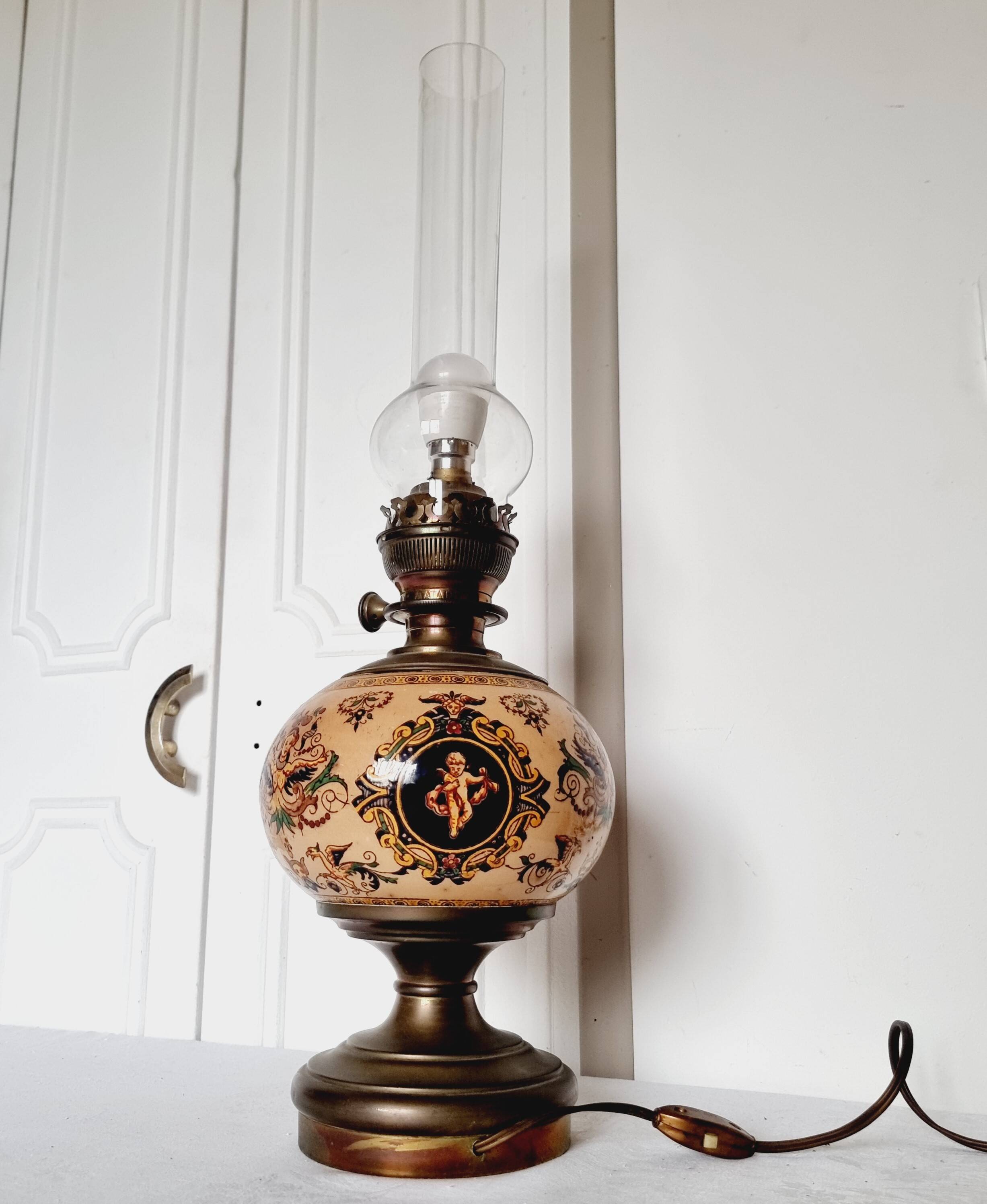Electrified oil lamp in bronze and hand-painted Gien earthenware