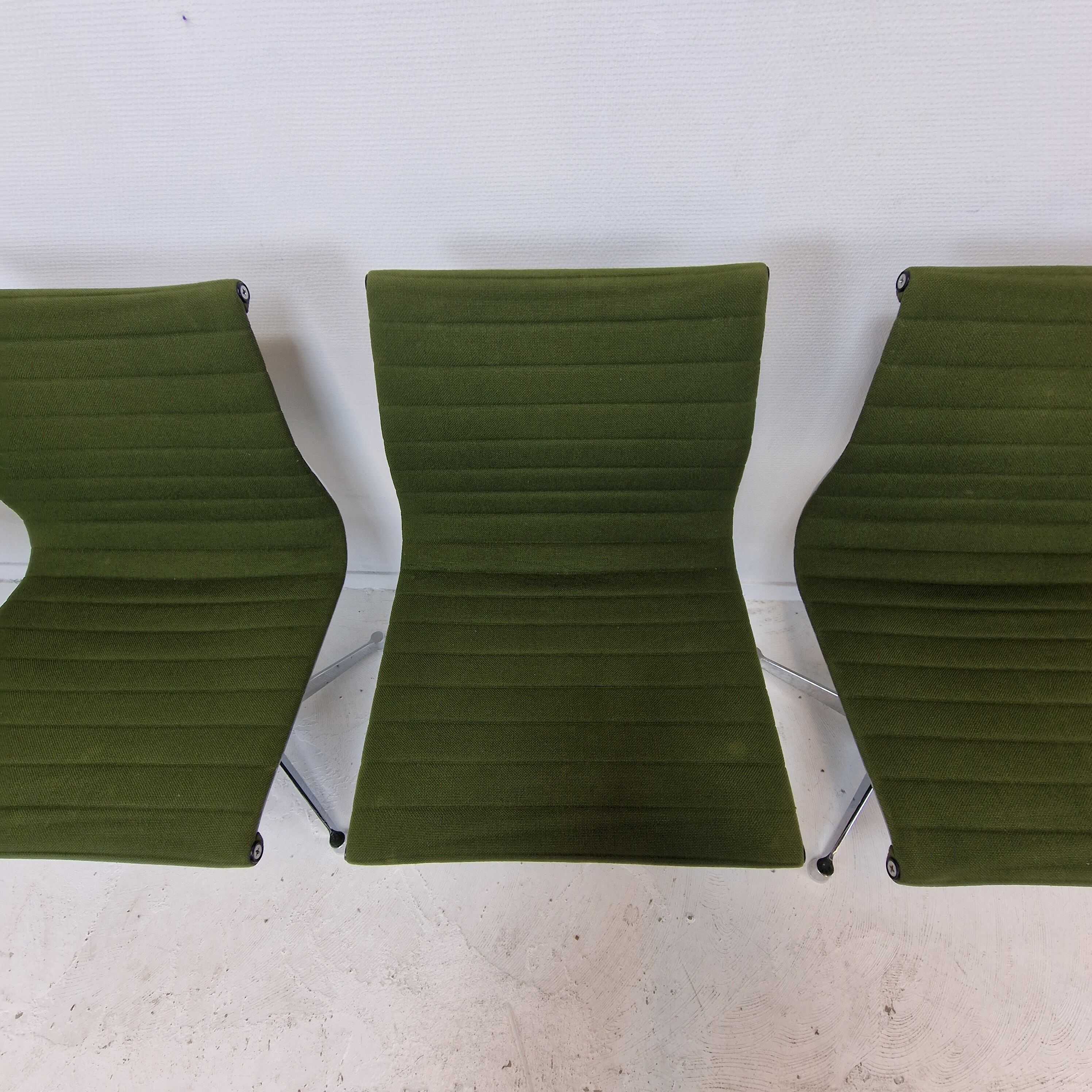 Set of 5 Model EA 105 Chairs by Eames for Herman Miller, 1970's