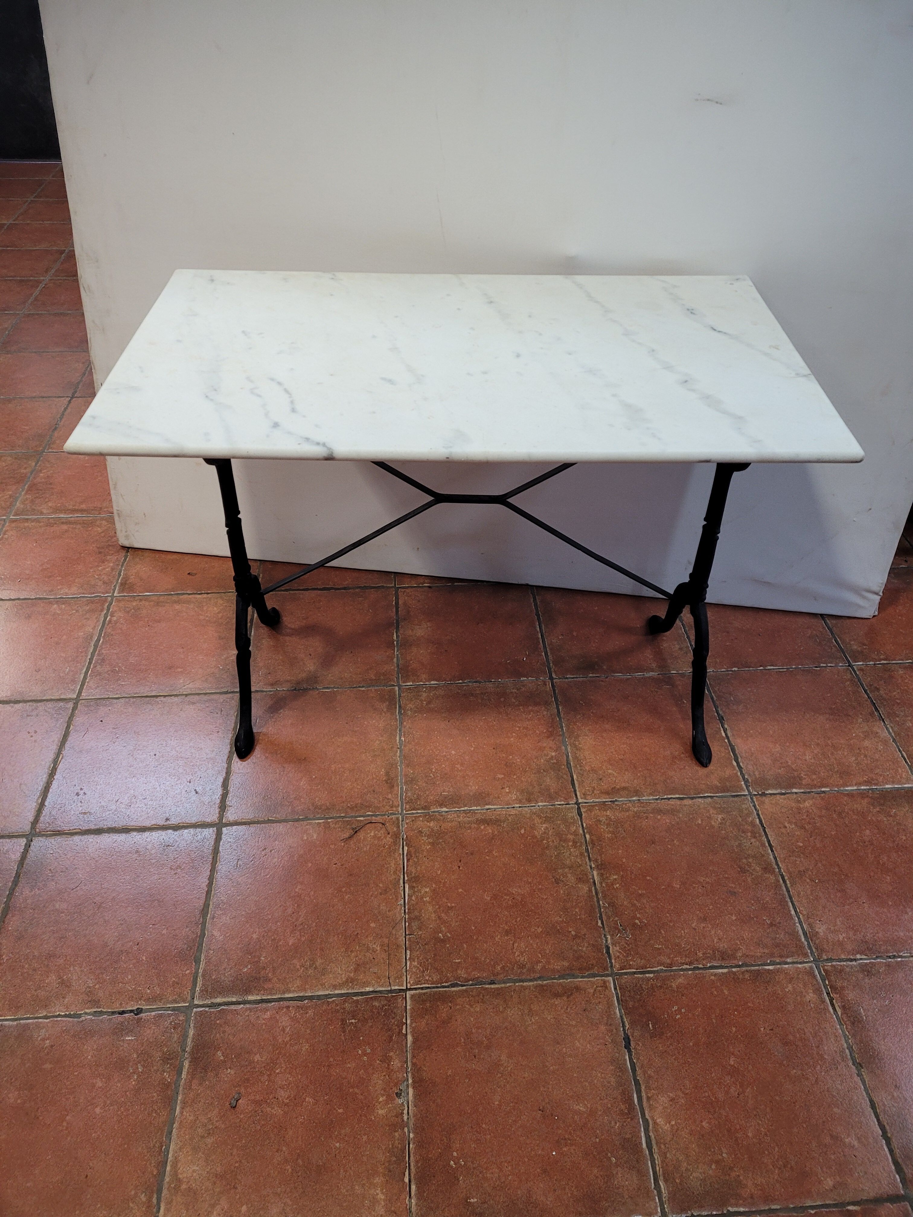 Table de bistrot dessus marbre