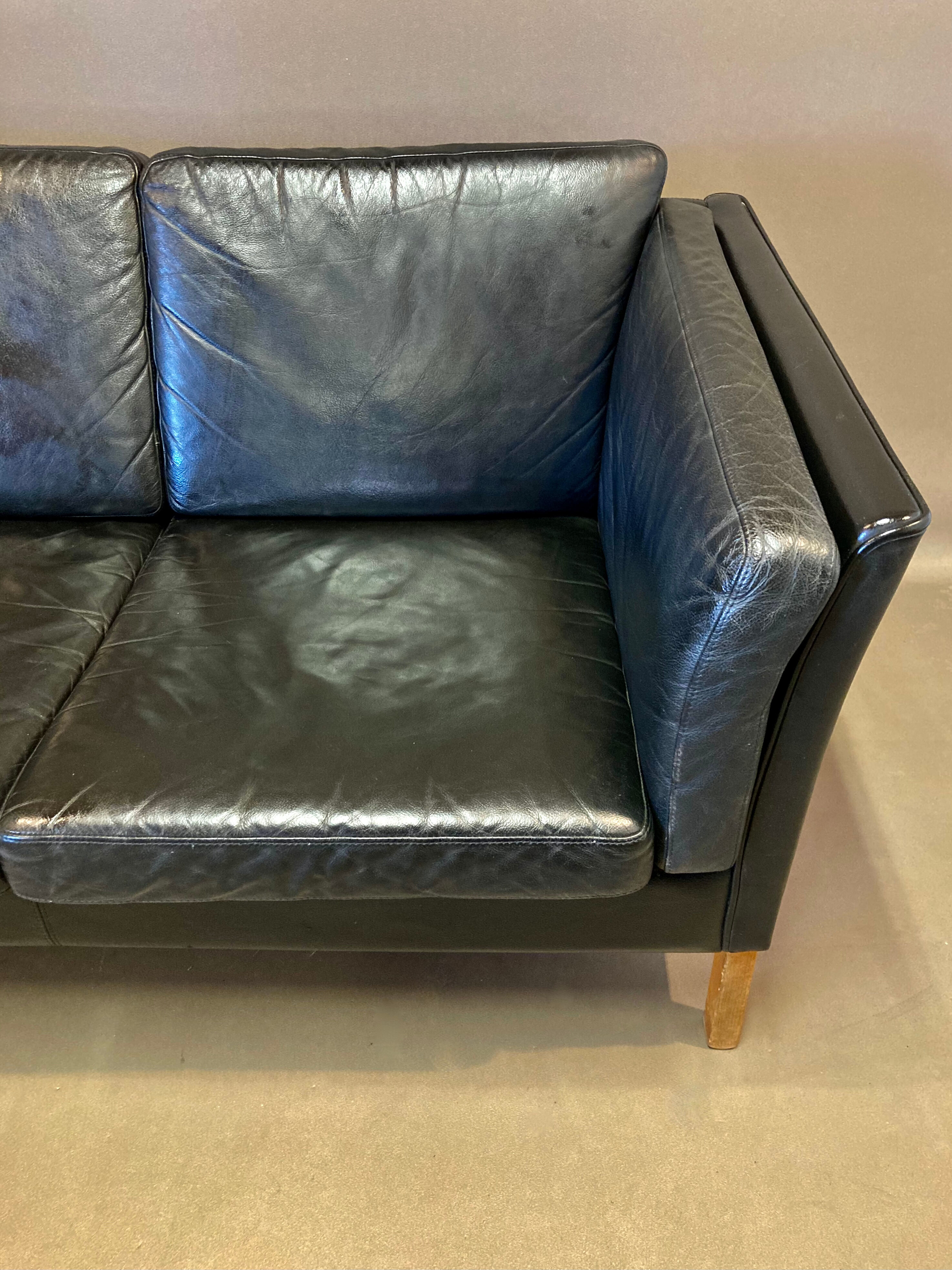 Sofa 3 places black leather Scandinavian design