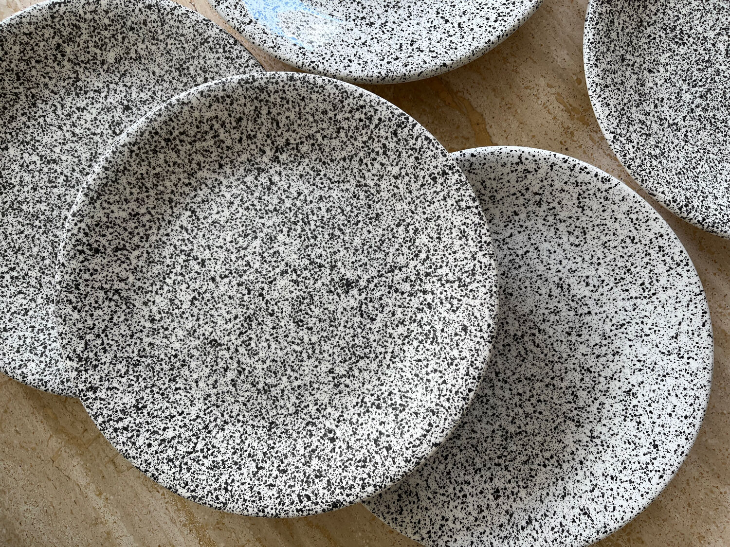 8 flat plates in speckled ceramic