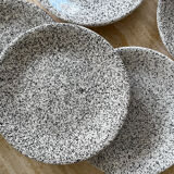 8 flat plates in speckled ceramic