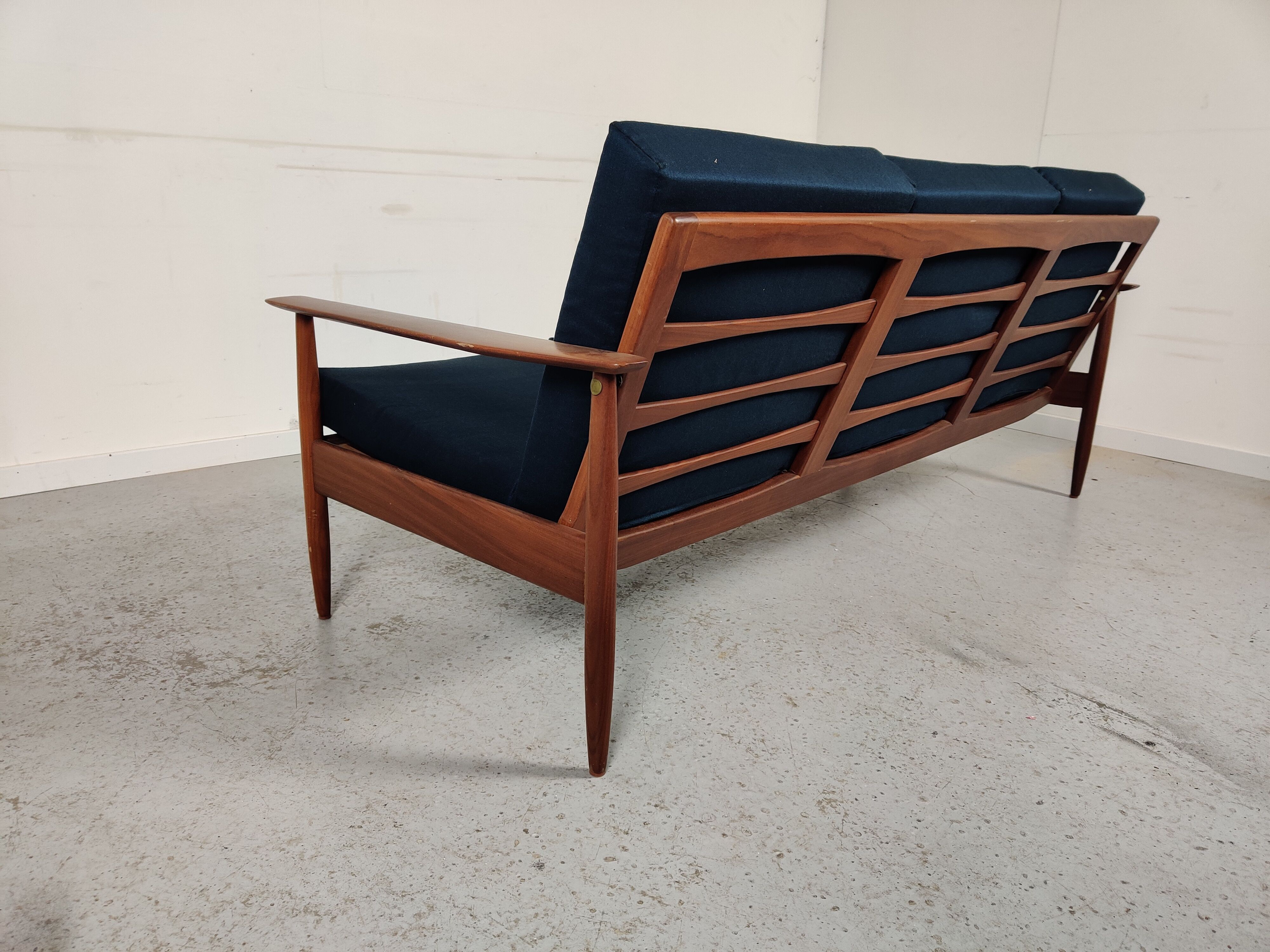 Canapé scandinave en afromosia années 60