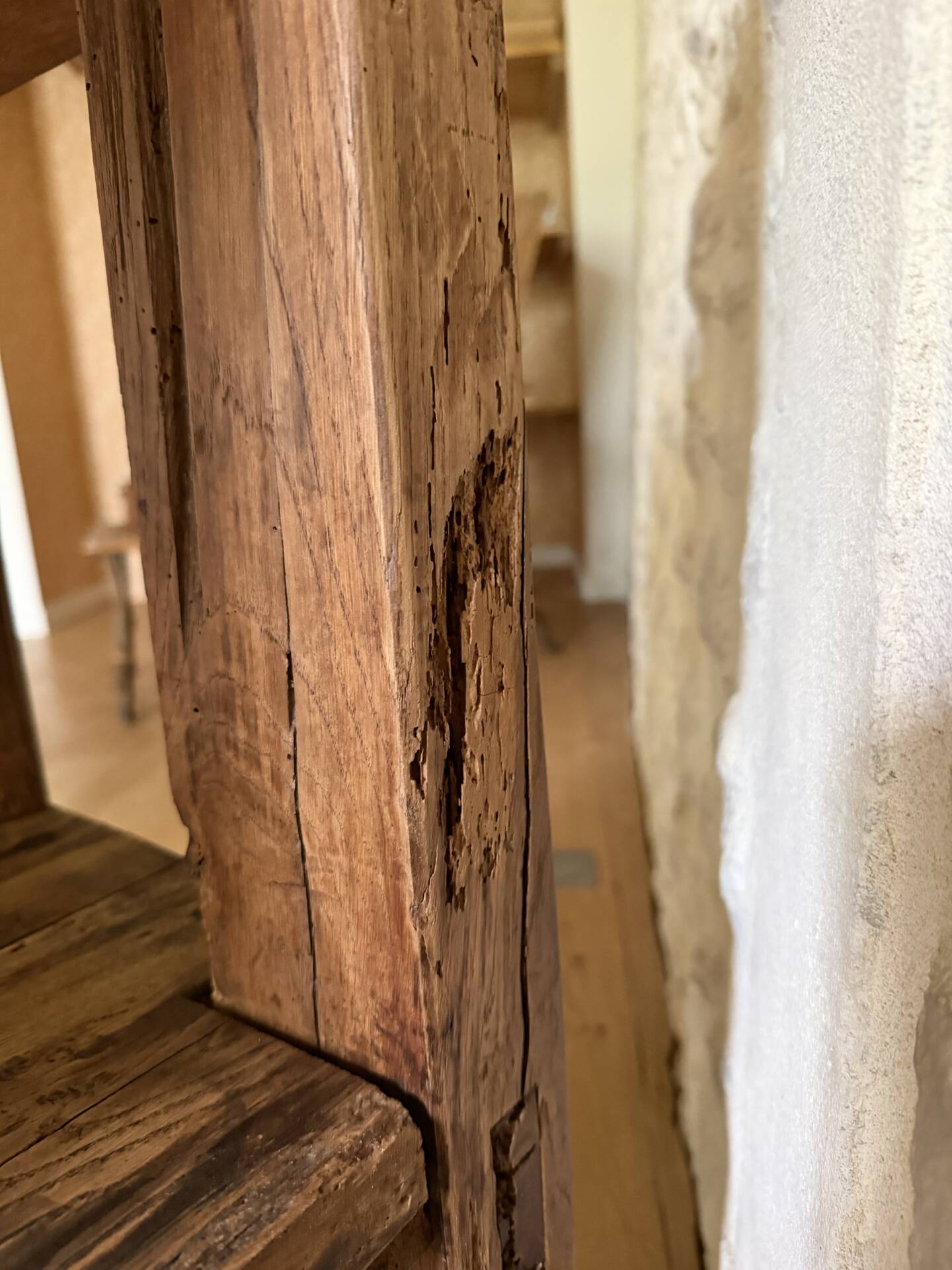 Étagère sur pieds en bois brut, art populaire
