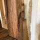 Étagère sur pieds en bois brut, art populaire