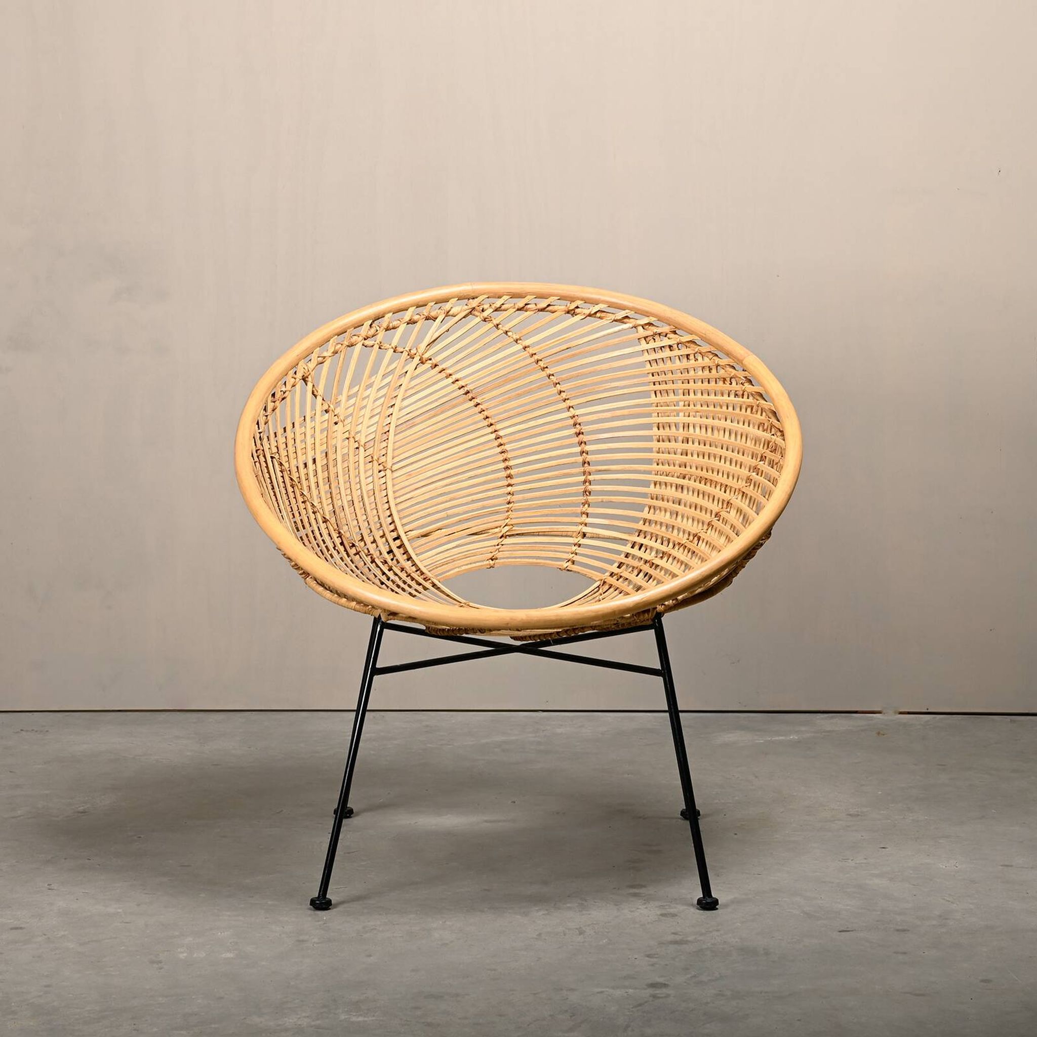 Fauteuil corbeille en rotin et métal noir