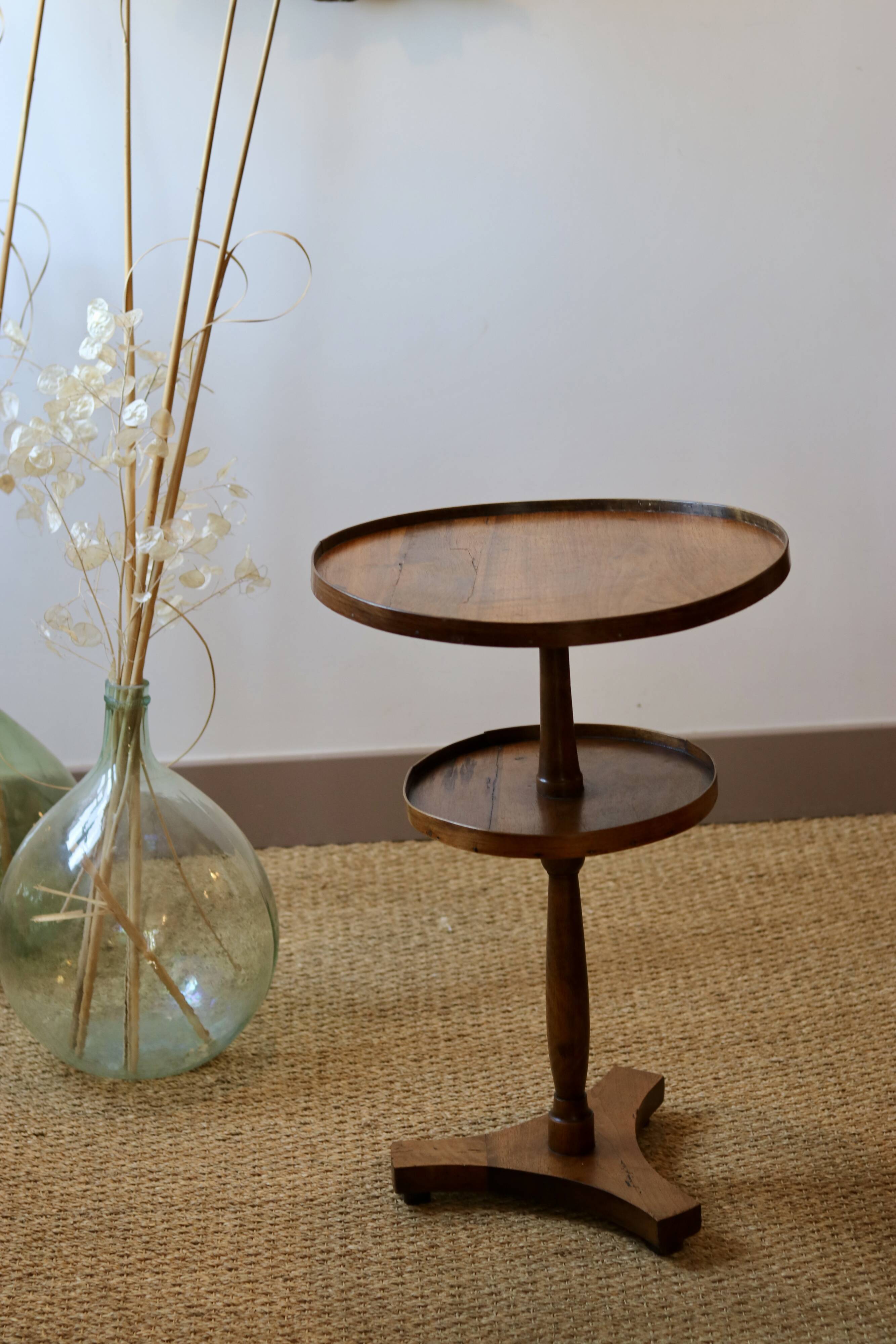 Antique walnut pedestal table, dating from the end of the 19th century