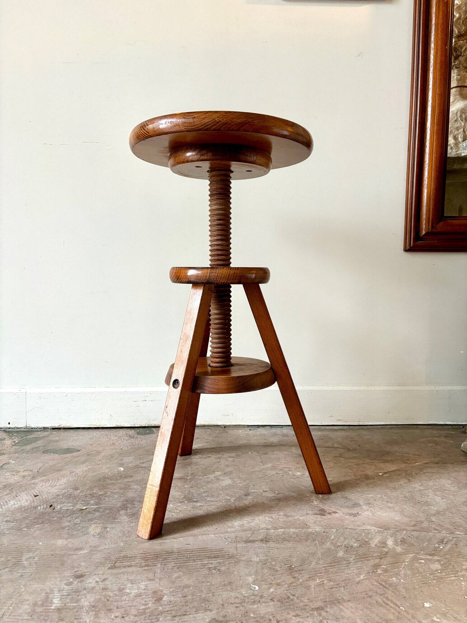Wooden screw tripod stool