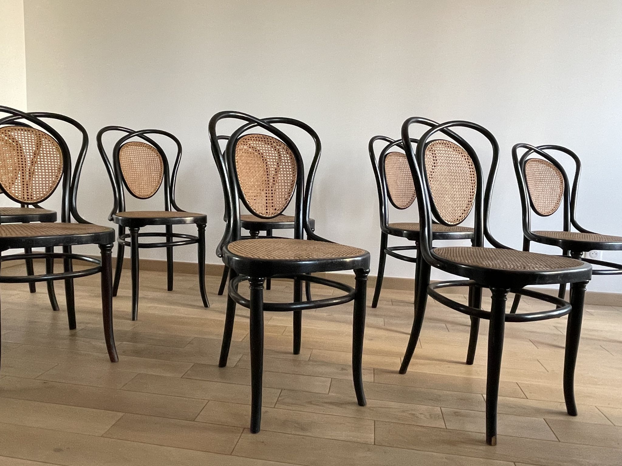 Série de 8 chaises viennoises N.33 de J&J Kohn, 1900