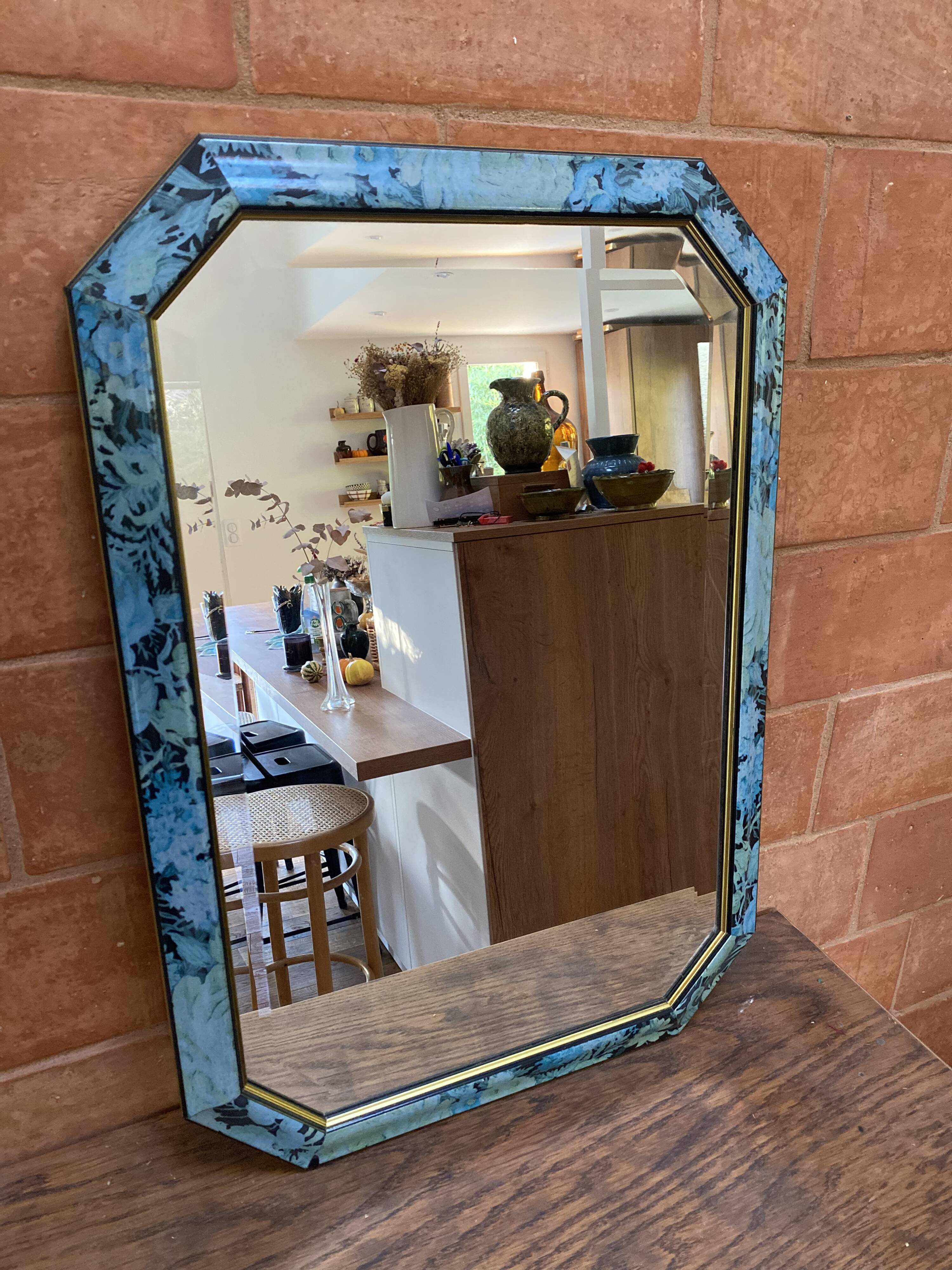 Old octagonal mirror beveled in painted wood, 68x48 cm