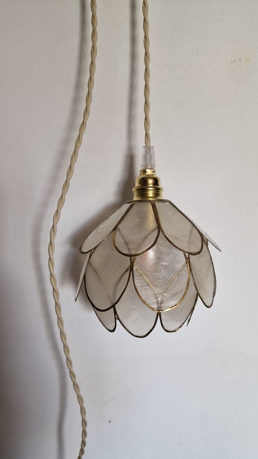 Mother-of-pearl flower in portable lamp or suspension