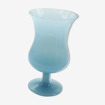 Vase en opaline bleu