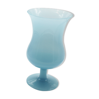 Vase en opaline bleu