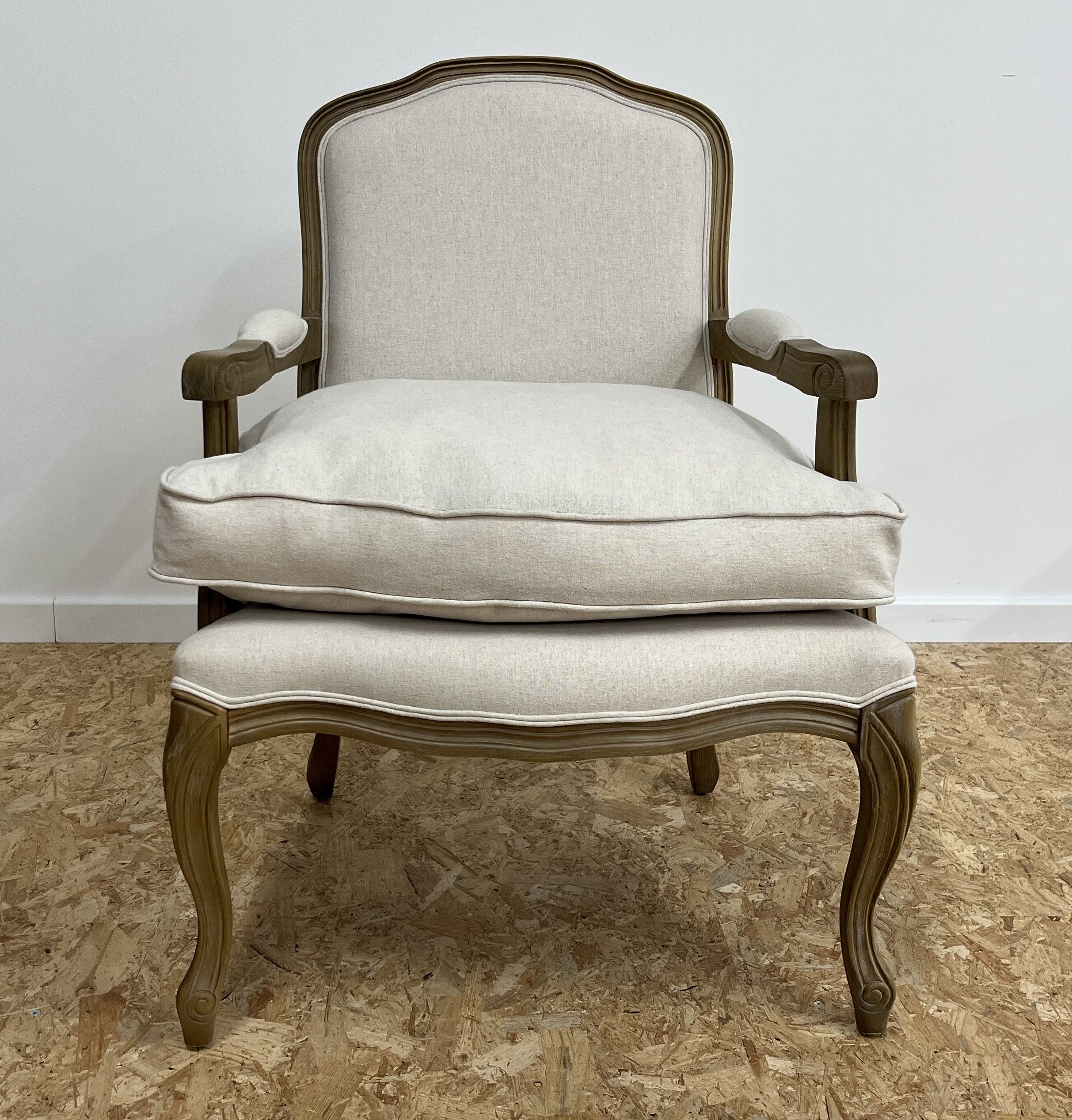 Shepherdess armchair in wood and natural linen