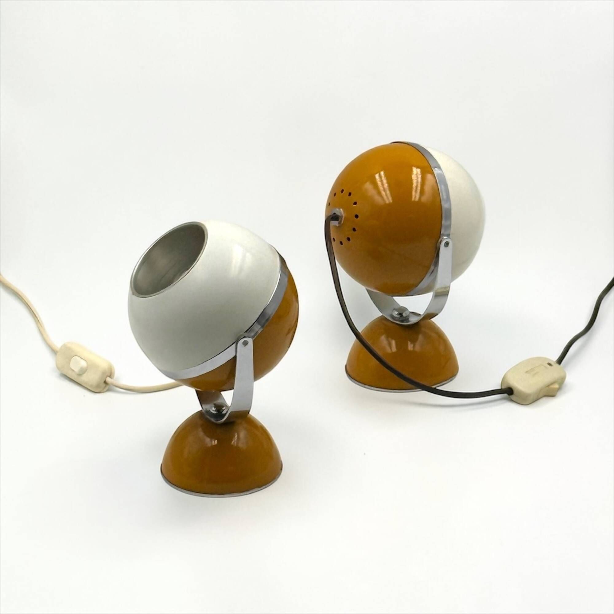 Paire de lampes eyeball Space Age métal blanc moutarde chrome Italie 1960s