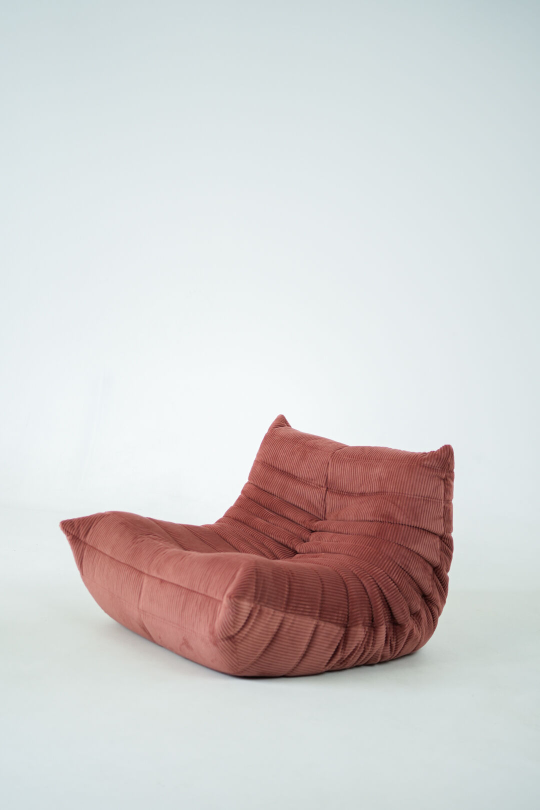 Ensemble de chaise et pouf Togo en velours côtelé framboise