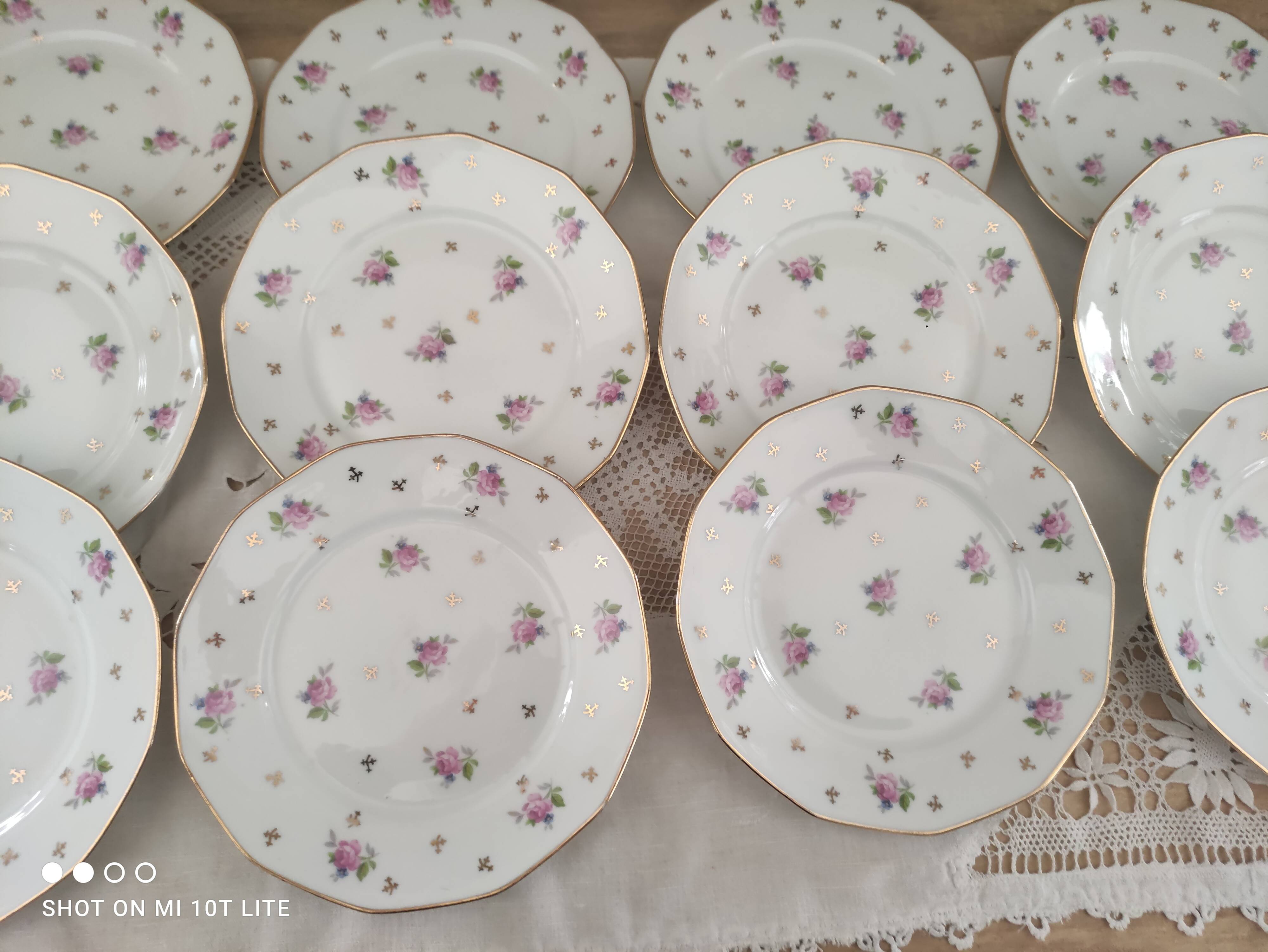 Lot de 12 assiettes à dessert en porcelaine Lourioux Foëcy France décor floral et doré