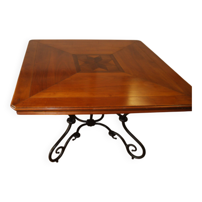 Table carrée en merisier avec abattants.