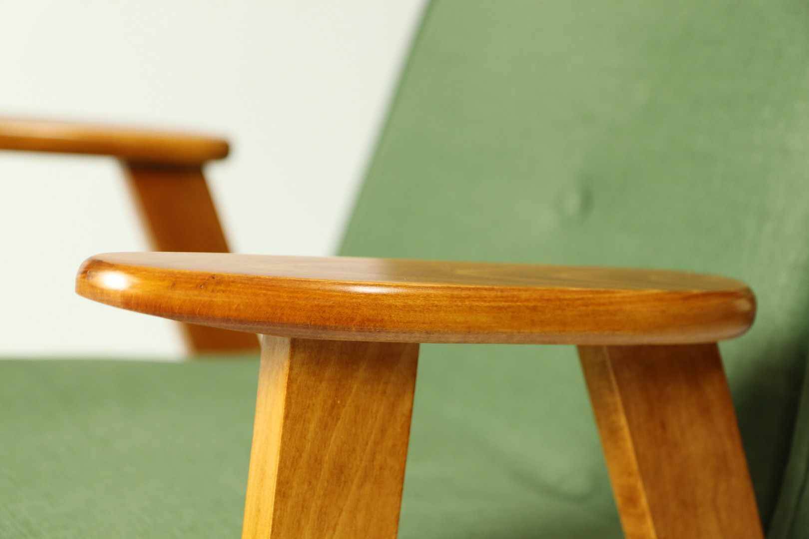 Fauteuil Vintage 366 de J. Chierowski Fauteuil Bois Clair Herbe Verte Scandinave