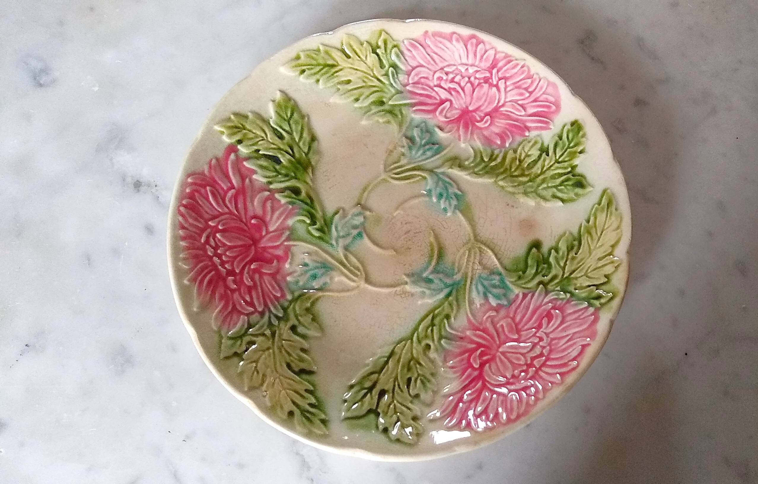 Old flat slip plate from Onnaing with floral decoration