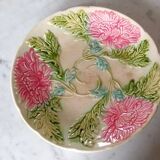 Assiette ancienne plate en barbotine de Onnaing au décor fleuri