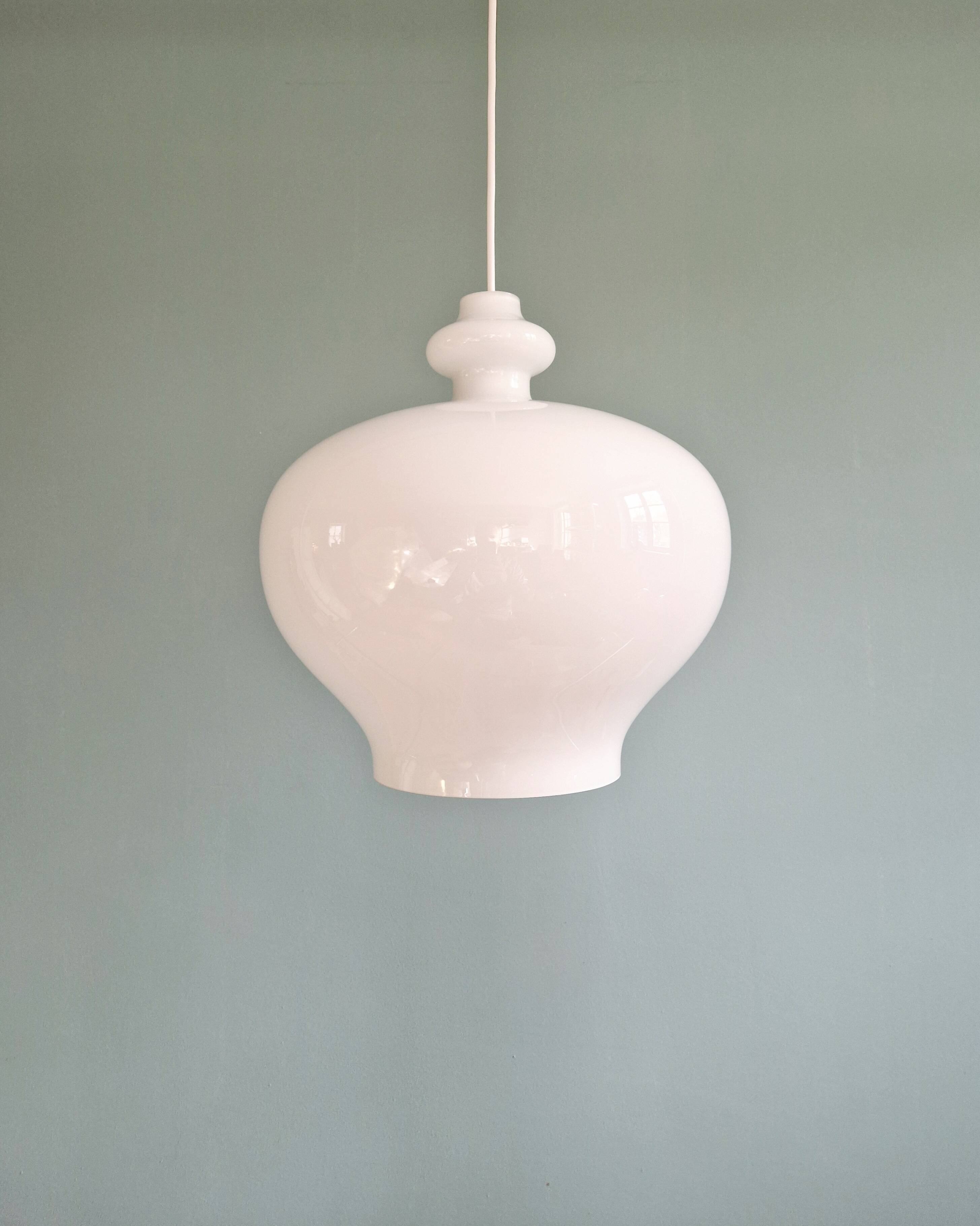 Suspension scandinave en opaline blanche, H.A. Jakobsson, 1960