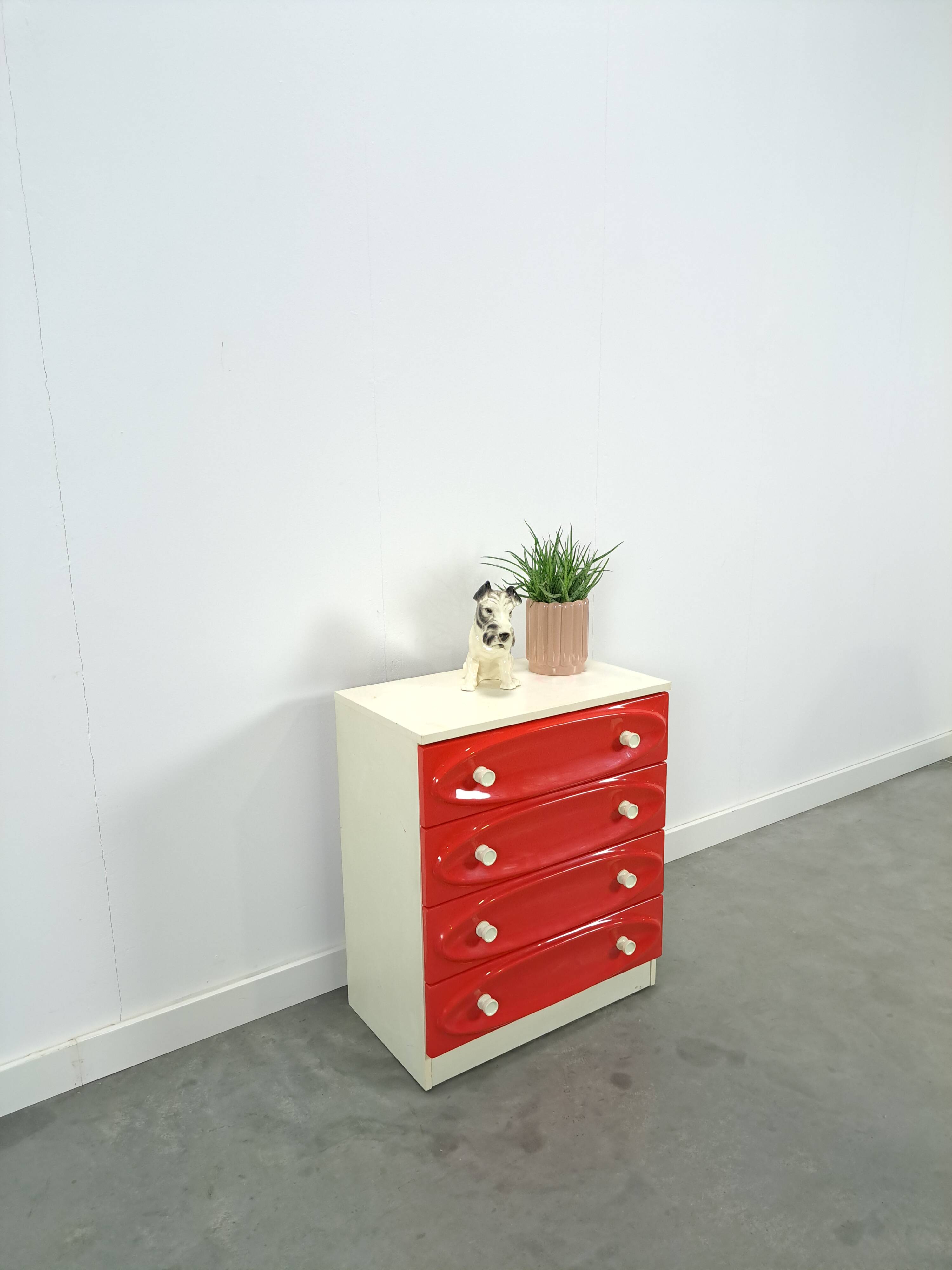 Vintage ladekast met rood roze kunststof lades 1970