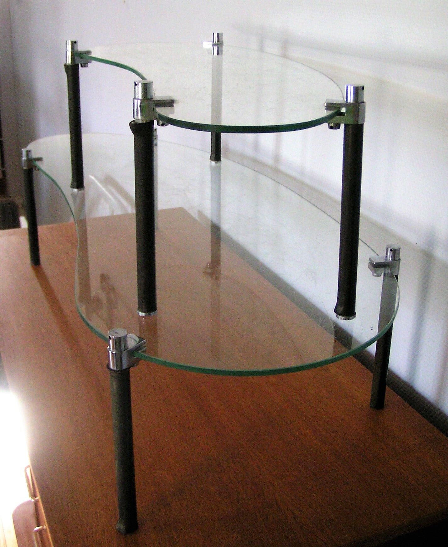 Store glass displays
